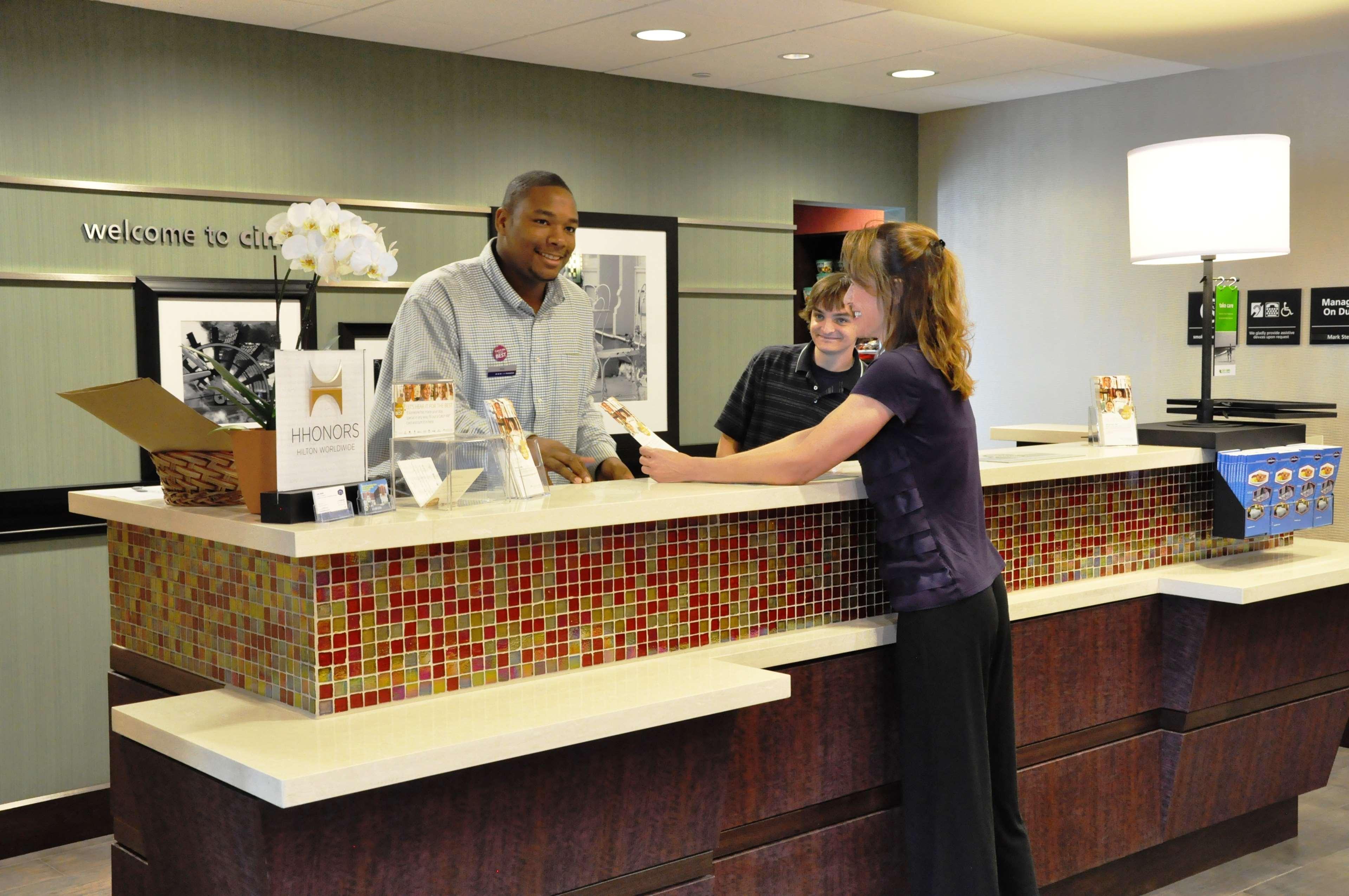 Hampton Inn & Suites Cincinnati / Uptown - University Area Интериор снимка