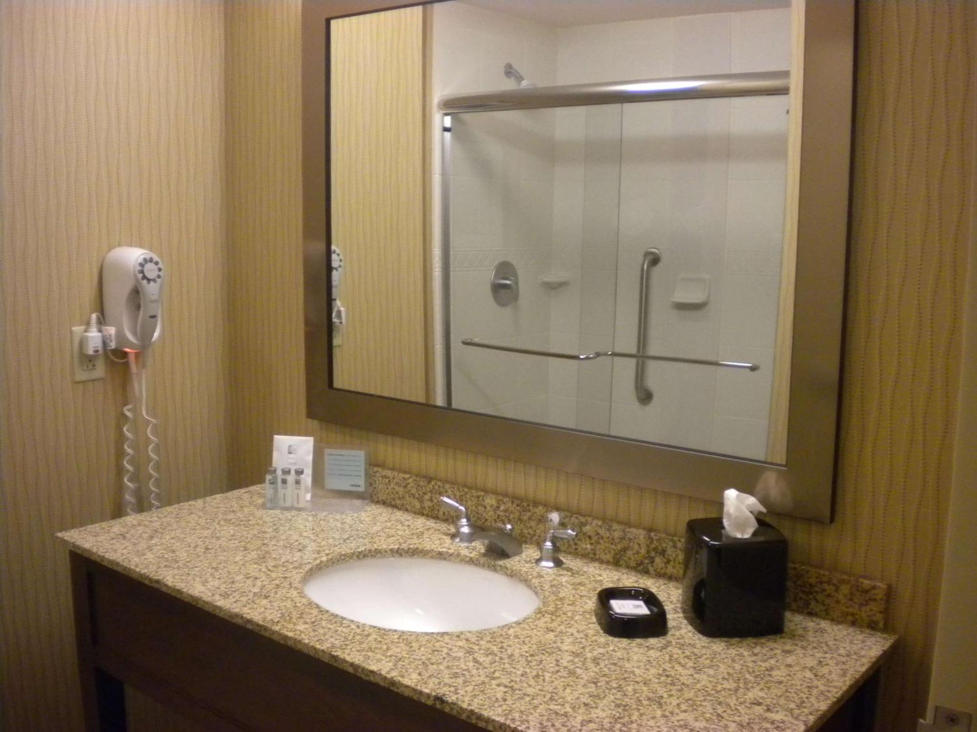 Hampton Inn & Suites Cincinnati / Uptown - University Area Екстериор снимка